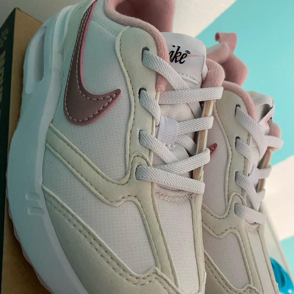 Light pink rose & white glaze-summit worn 1 time. Size 11c